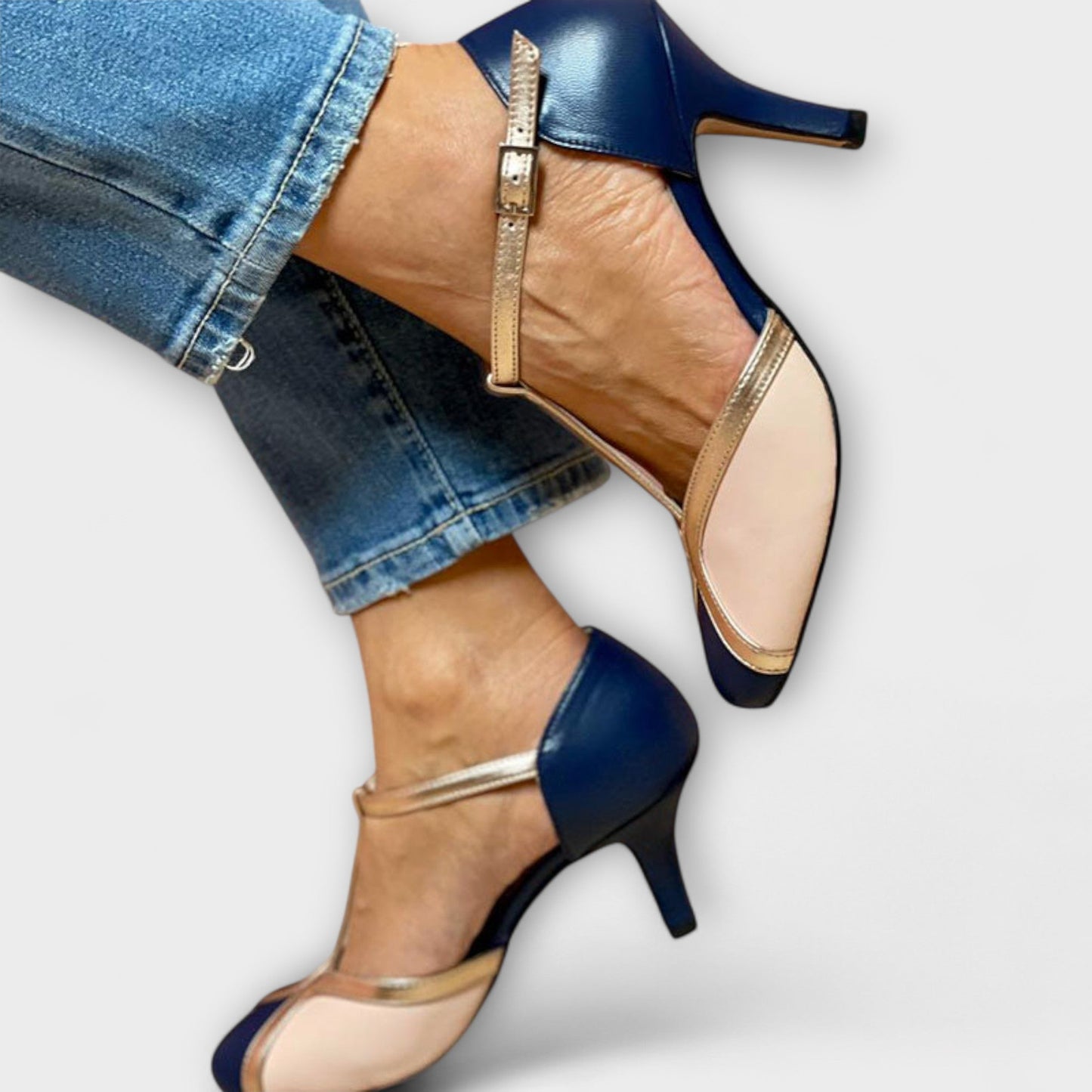 Alessia – Twee-kleurige T-Strap Elegantie