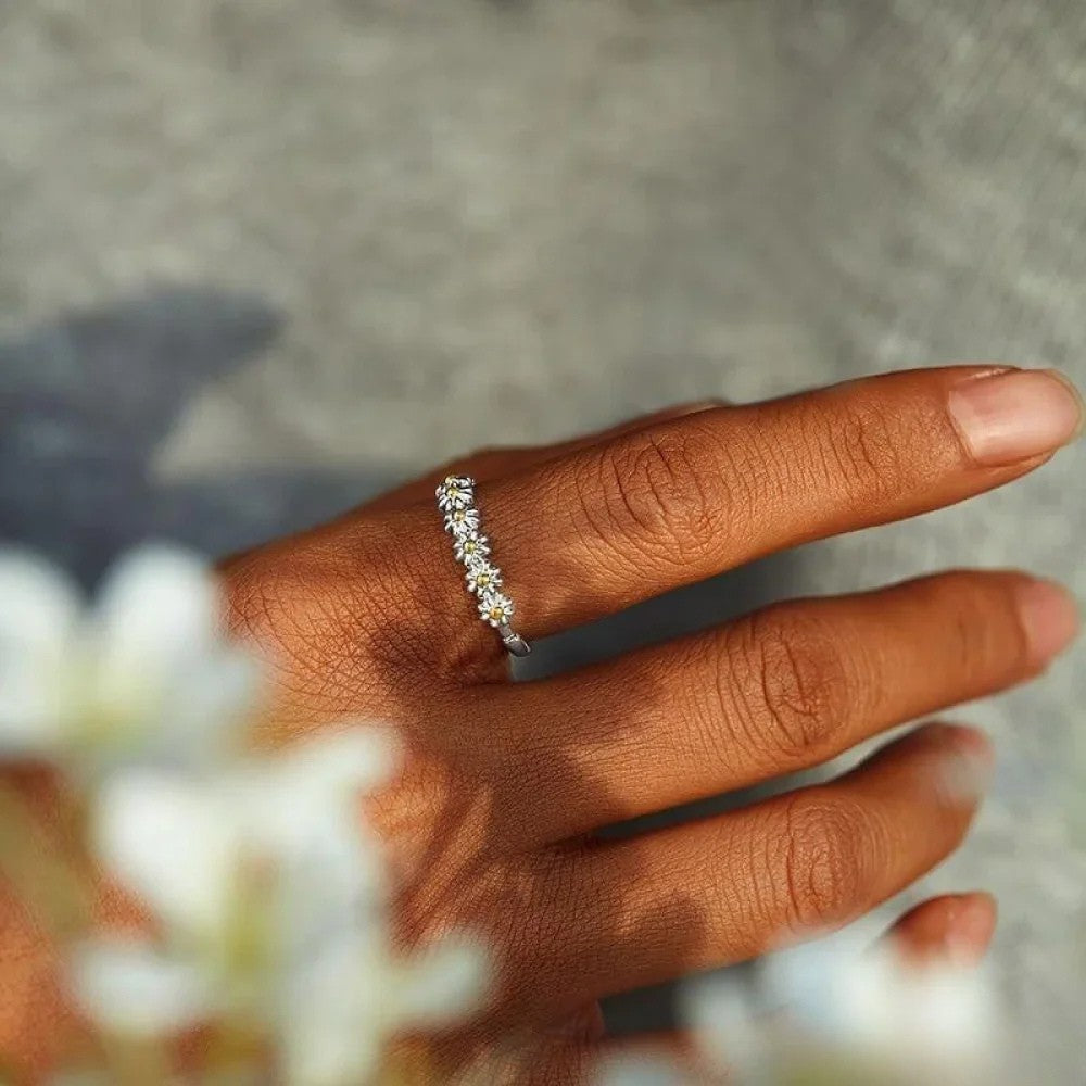 Verstelbare zilveren ring met handgeschilderde madelief uit emaille