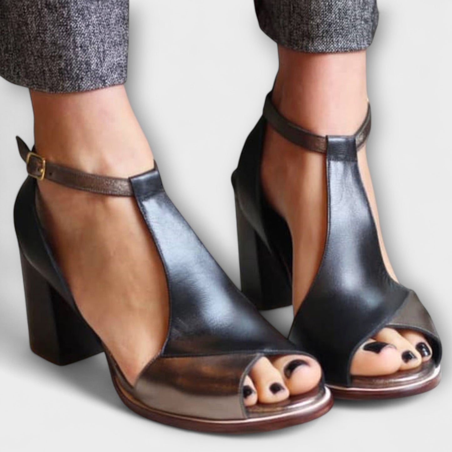 Nadaria – T-Strap Stijl met Comfort